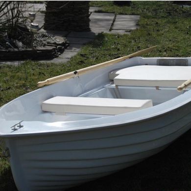 Пластиковая прогулочная гребная лодка Bars 300